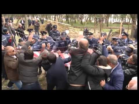 Protestë kundër parkut tek Liqeni, rrëzojnë rrethimin, vezë kundër bashkisë- Ora News