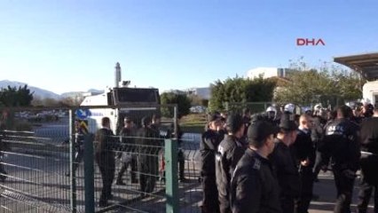 Antalya Polise Havai Fişekle Saldırdılar