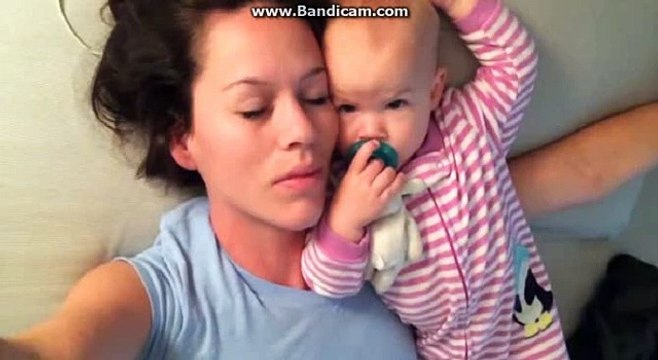 Видео с малышкой, которая мешала спать своей маме, покорило соцсети