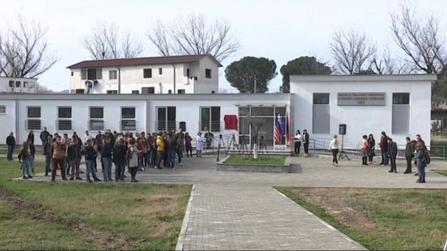 AMBASADORI AMERIKAN DONALD LU APEL TE RINJVE TE NDJEKIN SHKOLLAT PROFESIONALE LAJM