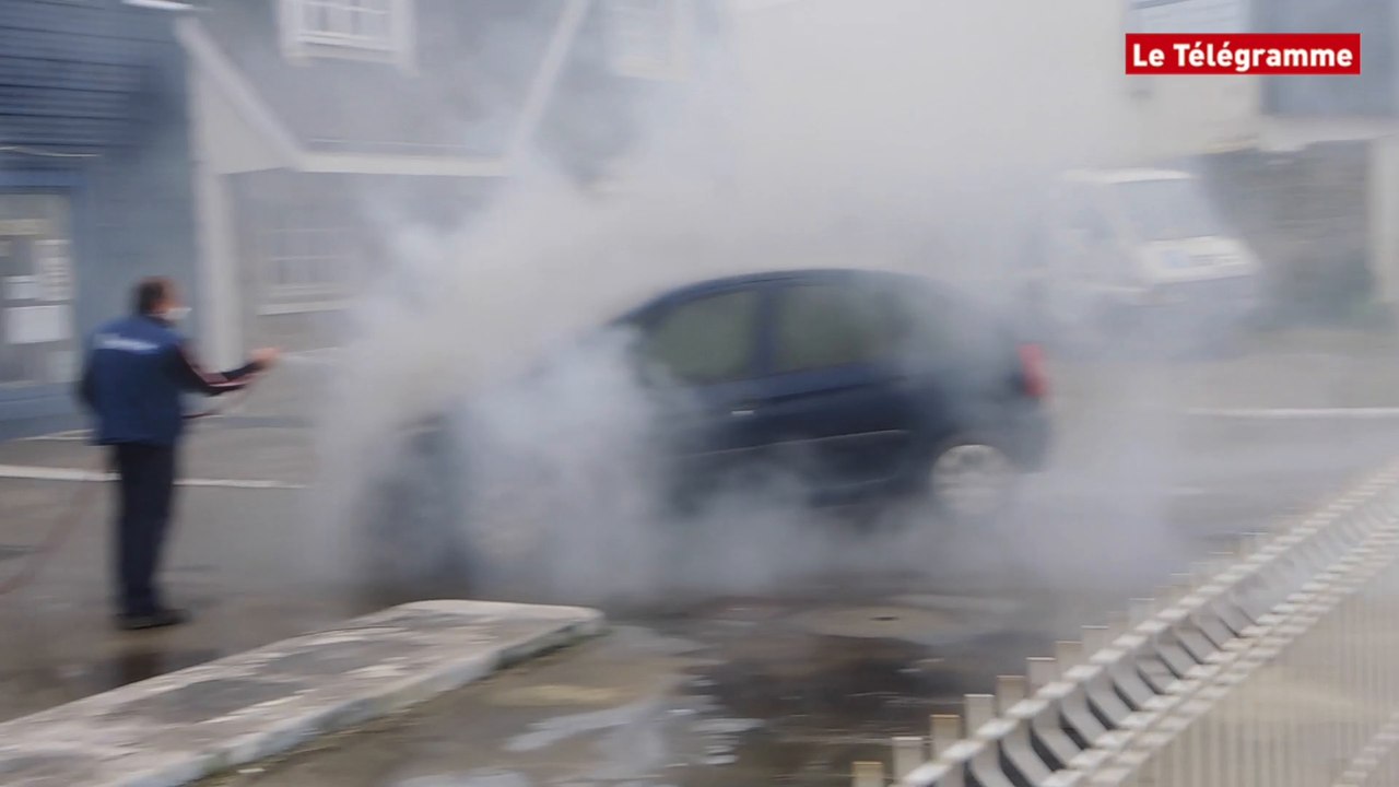Quiberon. Une voiture prend feu
