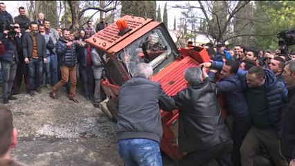 DEMOKRATET PROTESTOJNE KUNDER PARKUT TE FEMIJEVE TE LIQENI,PERPLASEN ME POLICINE LAJM
