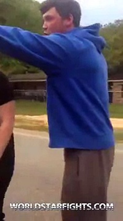 Il frappe une femme devant son fils, mais il va rapidement le regretter!