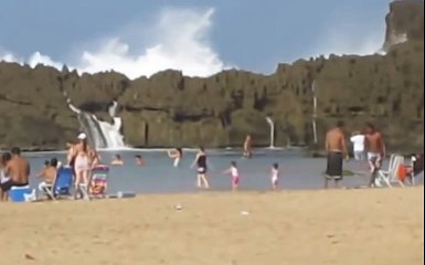 Огромная волна накрыла отдыхающих