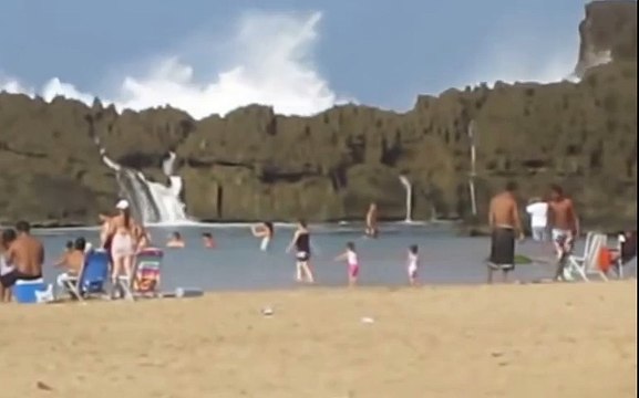 Огромная волна накрыла отдыхающих