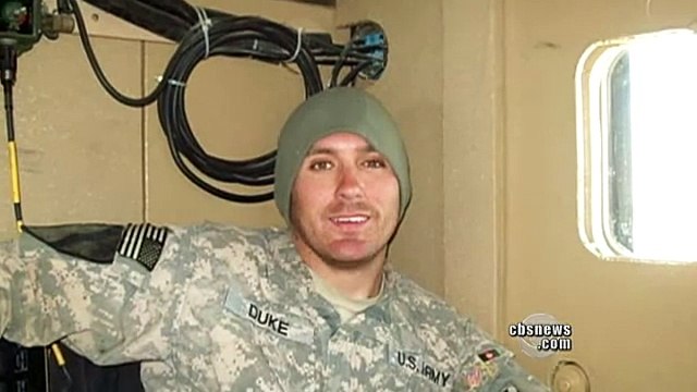 Un soldat trouve trois chiens errants, mais il ne s'attend pas à ce qu'ils changent sa vie!