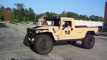 Un Humvee réussit à monter un mur à la verticale..