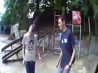 Обдолбаные дебилы бьют друг другу по роже!