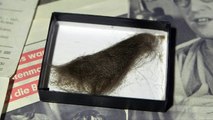 خصلة شعر لجون لينون تباع بسعر 35 الف دولار في مزاد