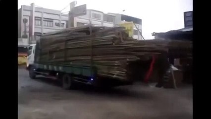 Вот это да!! -- Водитель разгрузил машину, даже не выходя из кабины!