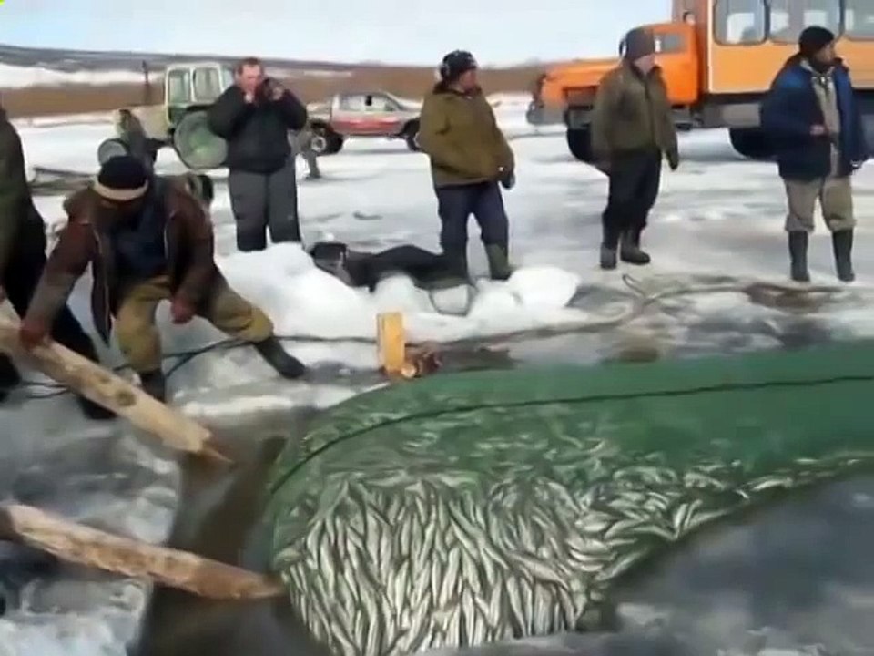 Вот это настоящая зимняя рыбалка! Рыбу пришлось Уралом вытаскивать из проруби!