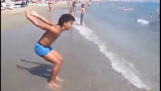 Вот это парень! Множественные сальто назад на пляже. Акробат-самоучка