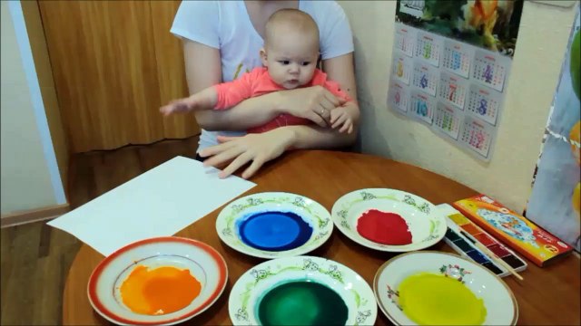 Наша Азалия делает первый раз в жизни своими руками красочную открытку папе на 23 февраля.Делает вместе с мамой