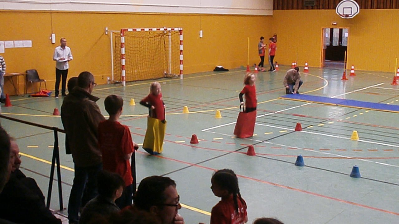 Mini-olympiades de Nouzonville : les sauts en sacs (février 2016)