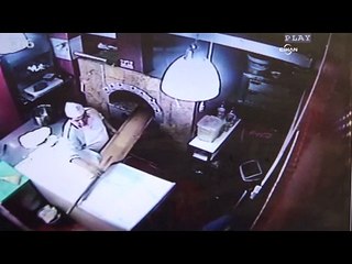 Depreme yakalanan fırıncı ekmek küreklerini atıp kaçtı