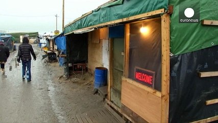 Γαλλία: Παραμένουν στη «ζούγκλα» του Καλαί ενώ εκπνέει το τελεσίγραφο για εκκένωση