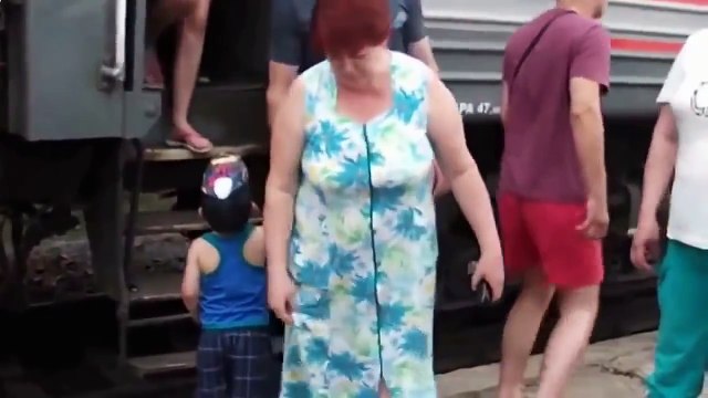 Маленький мальчик показывает взрослым как нужно помогать друг другу -) Смешные дети