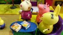 Peppa Pig Свинка Пеппа с друзьями играет в песочнице.