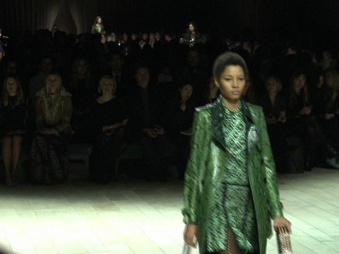 Fashion Week de Londres: Burberry brasse les cultures, Kane voyage dans l'étrange