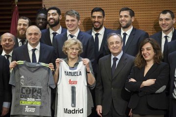 下载视频: Carmena y Cifuentes elogian al Madrid de baloncesto