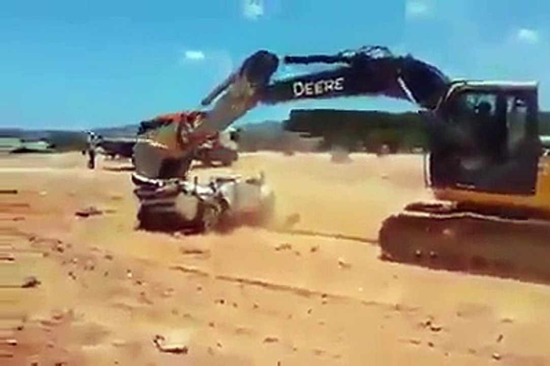 Supir Eskavator Menghancurkan Mobil Kontraktor yang Belum Menggajinya Selama 3 Bulan