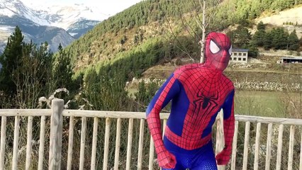 Spiderman vs Deadpool - Bubble Soap Epic Fight - Superheroes Fun Movie in Real Life