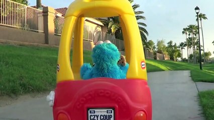 Descargar video: Cookie Monster Driving Cozy Coupe Sesame Street Cookie Monster Bad Driver Crashing Falling