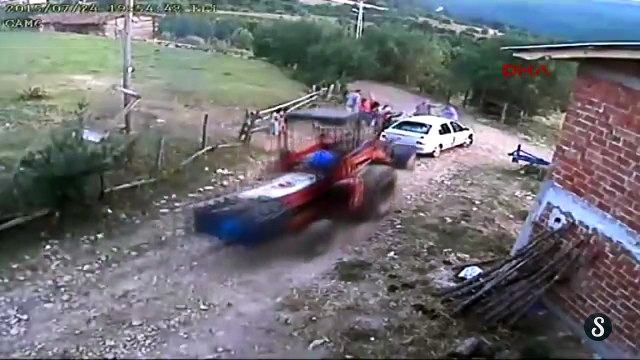 Un tracteur attaque et fonce dans une famille