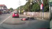 Une fille en scooter tombe à cause d'un ballon de foot
