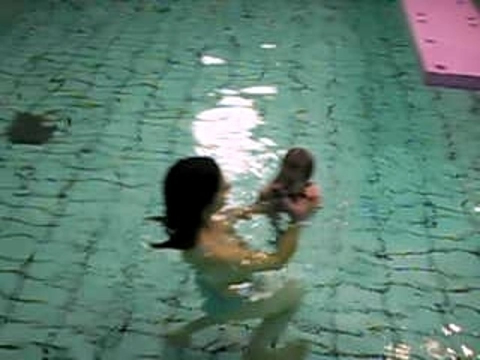 camille a la piscine