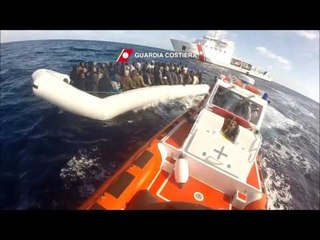 Скачать видео: Canale di Sicilia - Migranti, salvate mille persone nel fine settimana (22.02.16)