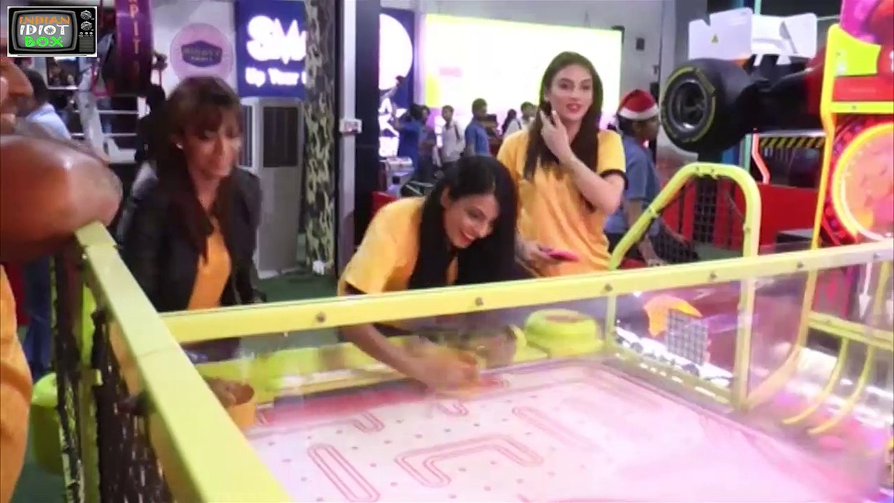 SUNNY LEONE II UNVEILS HER TEAM CHENNAI SWAGGERS WITH THE ENTIRE TEAM