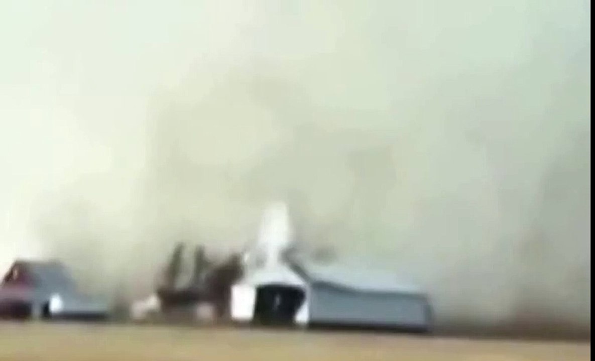 Tornado demolishes house - Торнадо сносит дом