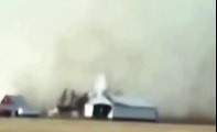Tornado demolishes house - Торнадо сносит дом