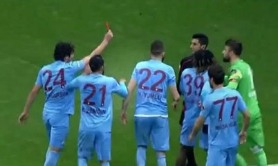 Galatasaray-Trabzonspor: un joueur donne un carton rouge à l'arbitre et se fait exclure