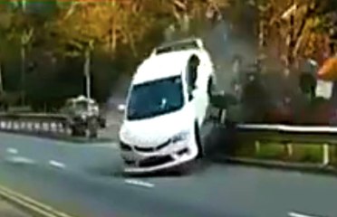 Drift Yapan Araba Virajı Alamayınca Bariyere Çarptı