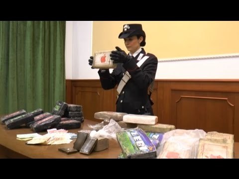 Marano (NA) - Sequestrati 35 chili di cocaina impacchettati col logo Apple (22.02.16)