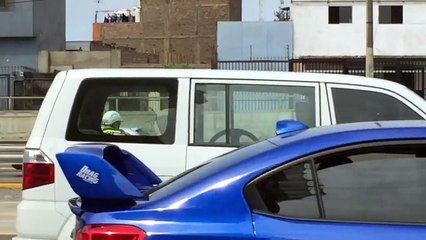 Un policier sauve un chaton au milieu de l'autoroute