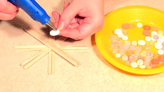 Елочные игрушки своими руками. Снежинка из пуговиц своими руками