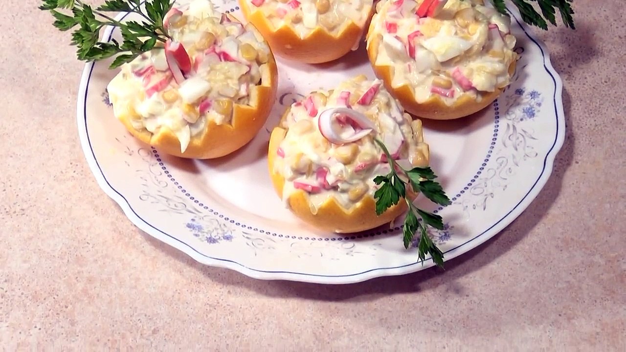 Новогодний салат с апельсинами. Крабовый салат в апельсиновых корзиночках