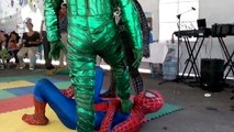 espectáculo acrobático hombre araña y duende verde