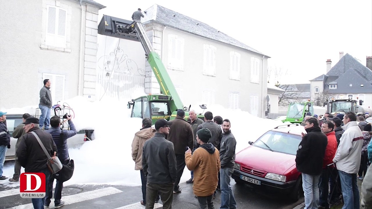 Actions spectaculaires des agriculteurs à Tarbes