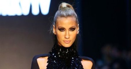 Çağla Şikel Güzelliğiyle Göz Kamaştırdı