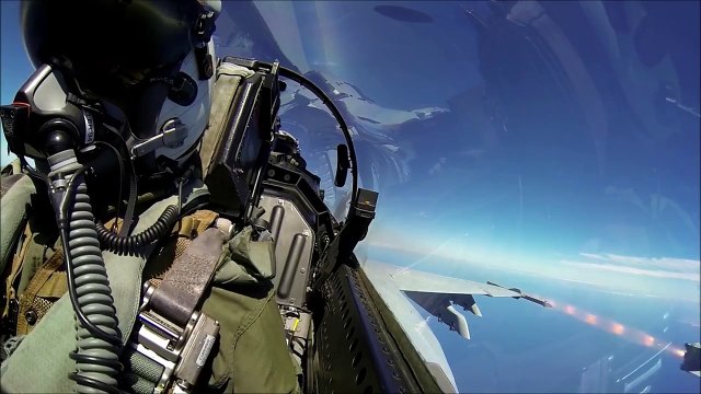 Dans le cockpit d'un avion de chasse F / A-18F Super Hornet