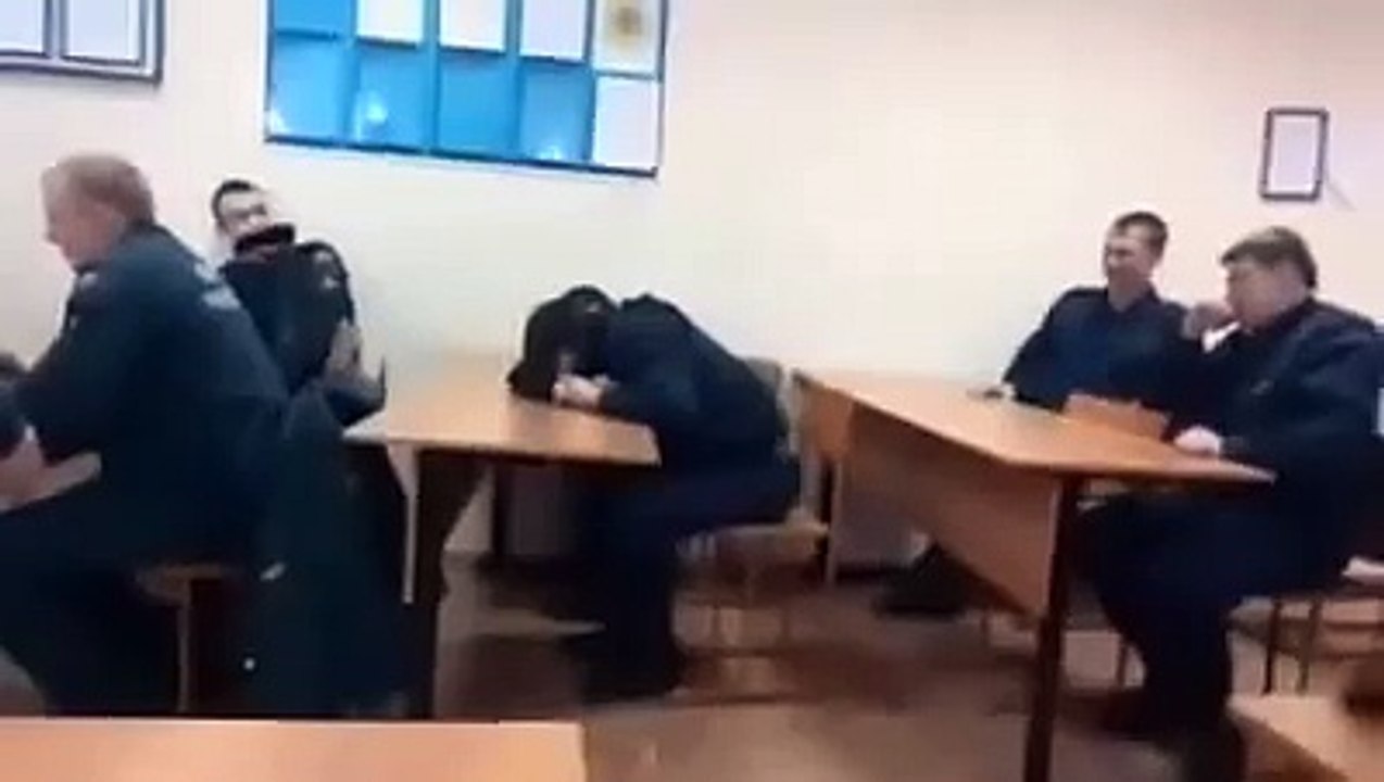 Пожарный спешит на срочный вызов