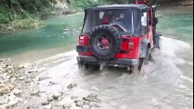 Epic fail: Jeep se hunde al cruzar río
