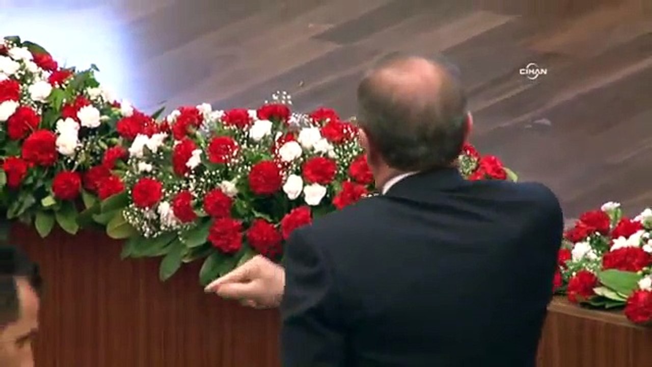 Feyzioğlu'na kızan Başbakan Erdoğan salonu terk etti (farklı açı)