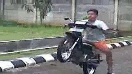 Willy Bike Stunt Fail-Amazing video-must watch