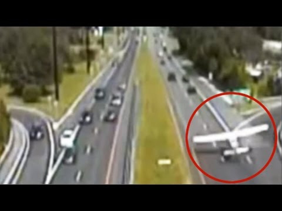 Moment plane dodges cars to make emergency land...