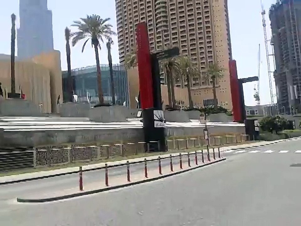 THE BIGGEST MALL IN DUBAI  ENTRANCE TO BURJ KHALIFA Vol.1